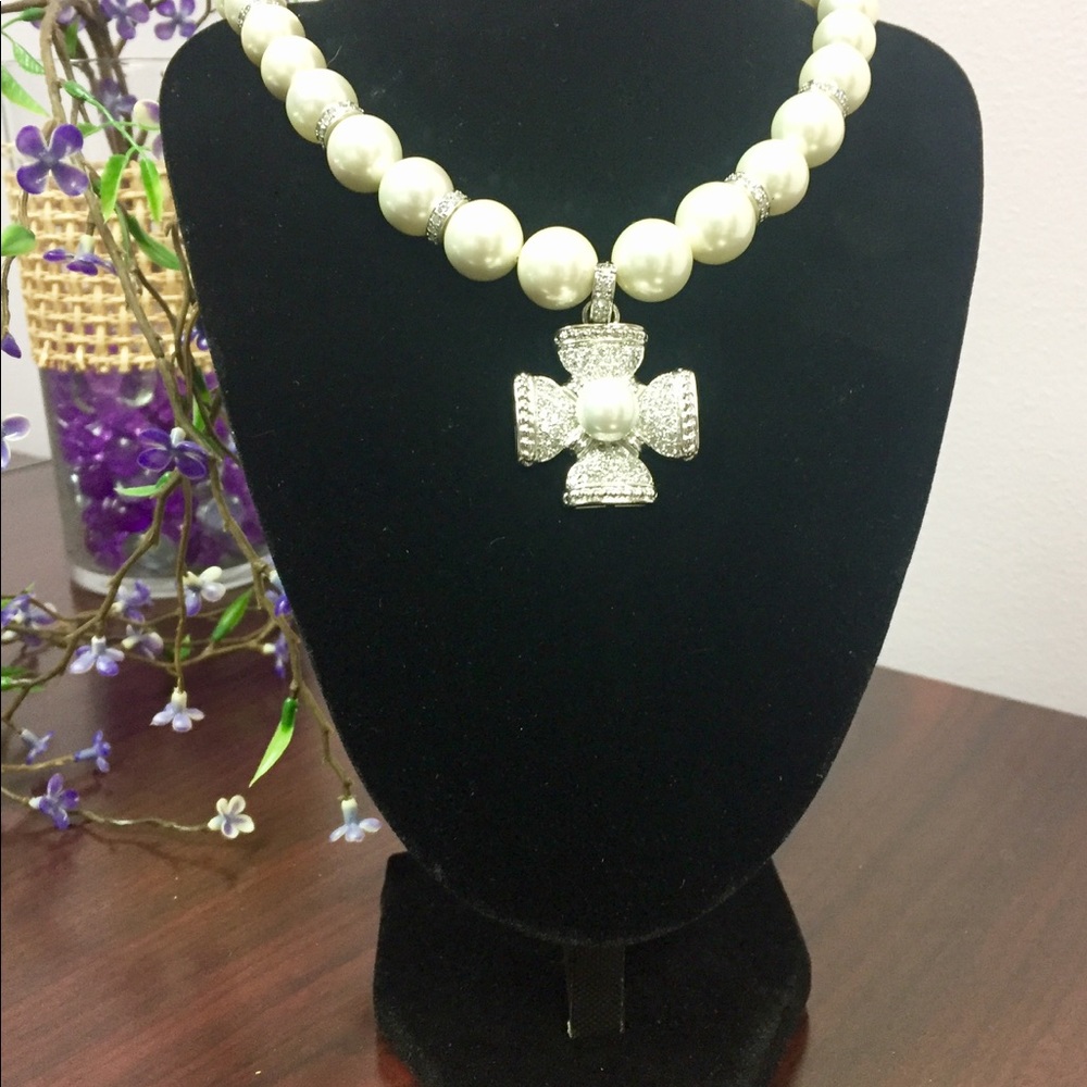 Pearls Necklace with Pendant, simulated🦋